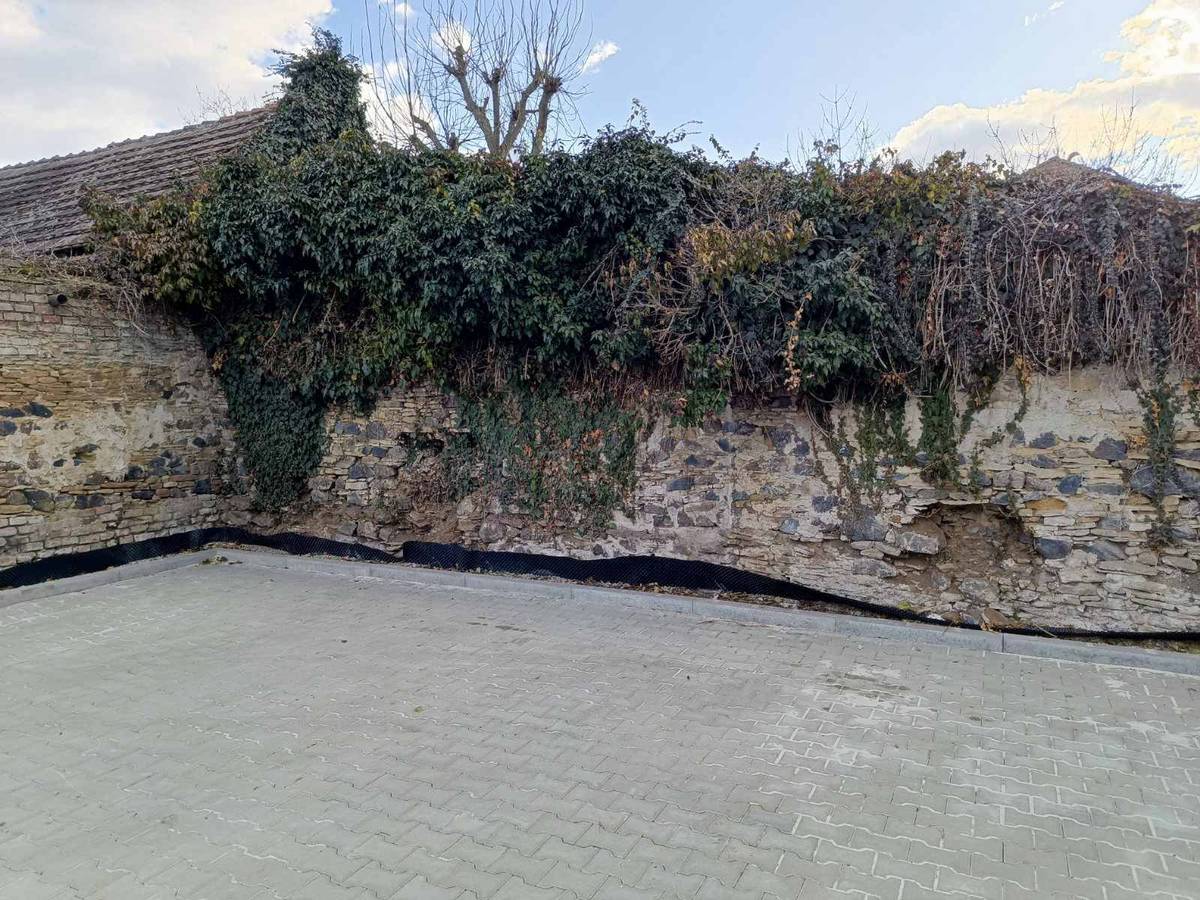 Vážení občané, dne 3. dubna 2025 bude zahájena plánovaná oprava obvodové zdi u parkoviště u obecního úřadu. Po dobu rekonstrukce bude parkování v tomto místě omezeno. Prosíme vás, abyste v případě potřeby parkování respektovali vyhrazený prostor a vjezd pro zásobování zásilkových boxů, které budou i nadále v provozu. Děkujeme za pochopení a ohleduplnost během stavebních prací.   Za obec Čakovičky starosta obce