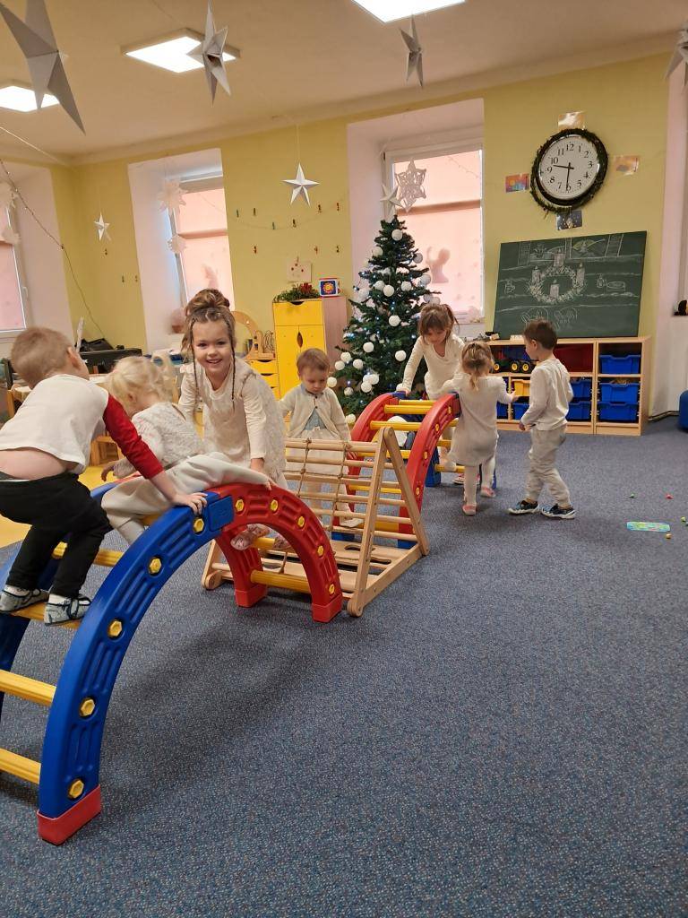 Děkujeme rodičům za donesené cukroví pro děti a za bíle oblečené děti:-)