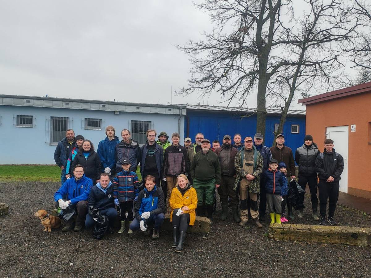 Letošní Ukliďme Suchohrdly nám narušilo počasí. Dobrovolníků bylo proto méně, ale o to větší jim patří poděkování za odvedenou práci při úklidu lesa Hájku! Děkujeme!!!