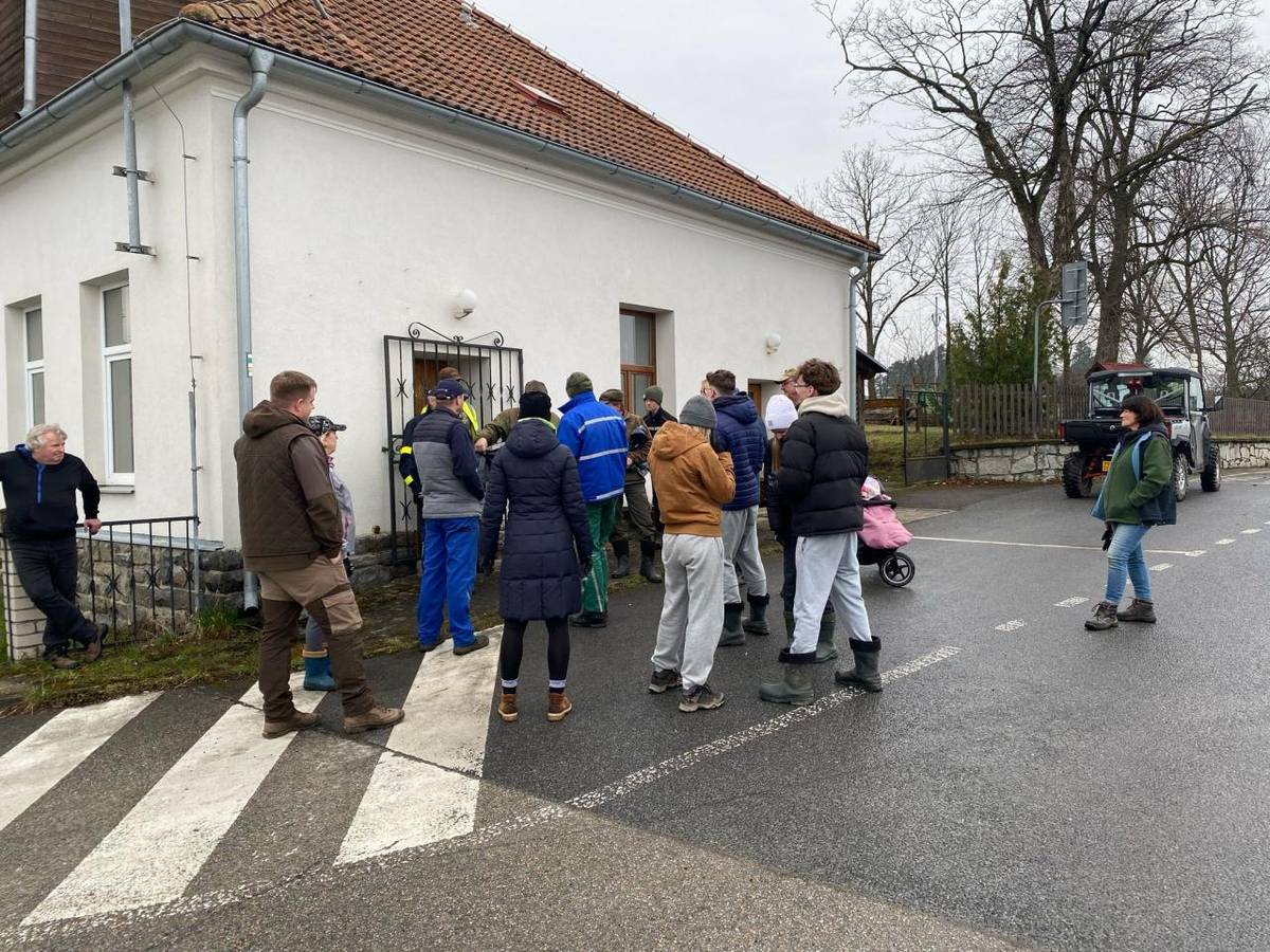 Dne 29.3.2025 se konala akce "Ukliďme Česko", při které jsme se zaměřili na úklid okolí naší obce. Celkem se zúčastnilo 21 účastníků z Hoslovic a 12 účastníků z Hodějova, všem patří velký dík. Společně jsme sbírali odpadky, zejména plasty, plechovky, sklenice, které znečišťovaly naše okolí.