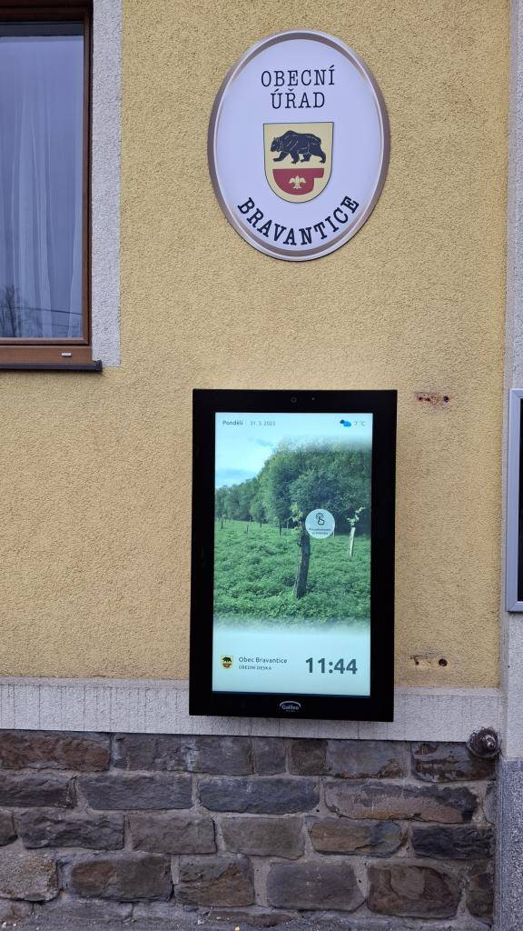 V pondělí 31. 3. 2025 byla na budovu OÚ instalována digitální úřední deska.