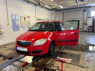 Naše Fabia by STK neprošla, měla několik větších, nikoli však nebezpečných závad. Bude potřeba opravit zrezlé prahy, prasklý vlnovec výfuku a vyměnit tlumiče.
