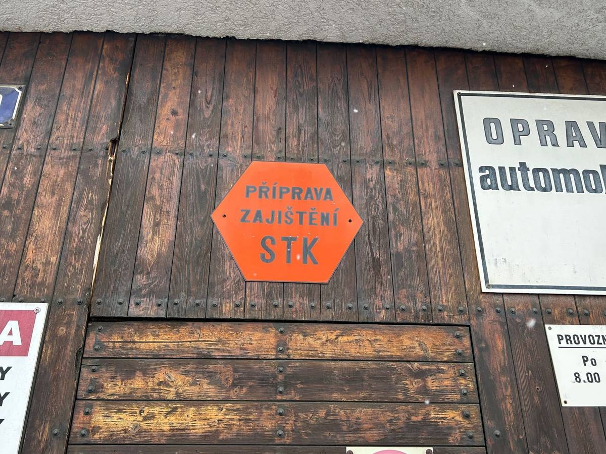 Garážoví opraváři vám po kontrole auta řeknou, co všechno bude zřejmě potřeba opravit a vyměnit, aby auto získalo prohlídku na STK...