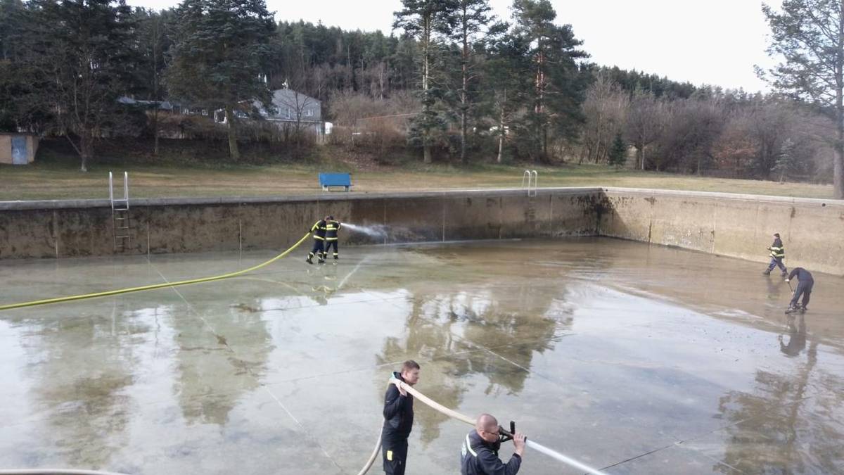 V uplynulých víkendech proběhlo čištění malého i velkého koupaliště. Na dně obou bazénů byla jako každý rok značná vrstva bláta, ale také spousta kamenů a věcí, které tam jen tak nenapadaly. Vše jsme vyčistili, opláchli a po napuštění se můžeme těšit na letošní koupací sezónu. Jiří Richter ml.