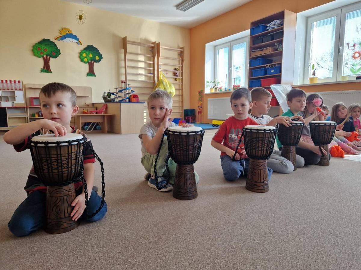 Naším každotýdenním zpestřením je hra na různé hudební nástroje, především bubny Djembe, které jsme si před nedávnem do školky pořídili. U dětí se rozvijí sluchové dovednosti, koordinace ruka-oko, jemná motorika, fantazie a kreativita nebo schopnost vnímat rytmus a melodii.