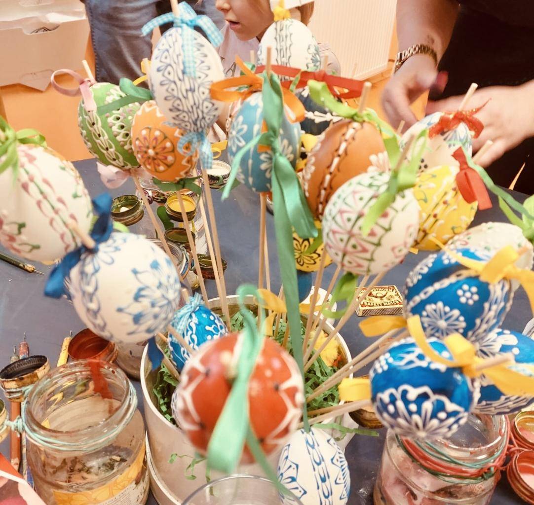 Koncem března jsme strávili příjemné odpoledne s dětmi a rodiči u velikonočního tvoření. Zdobili jsme květináče, barvili narcisy, drátkovali zajíčky a vyráběli několik druhů velikonočních kraslic.