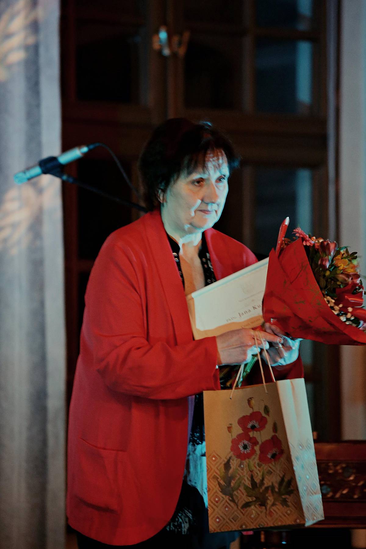 📜 Pani Kurucárová je archivárka, historička a spisovateľka, bola dlhoročnou riaditeľkou Štátneho archívu v Bytči. Je autorkou a spoluautorkou viacerých historických publikácií o rode Thurzo a histórii Bytče. Celý svoj profesionálny život zasvätila histórii a odkazu minulosti. 🏰 Od roku 1991 až do roku 2024 viedla Štátny archív v Bytči. Práve tu prehĺbila svoj vzťah k Jurajovi Thurzovi, uhorskému palatínovi, ktorého život a činy dôverne pozná zo zachovaných archívnych dokumentov. 📖 Sama o svojej práci raz povedala: „Spoznávanie minulosti človeku veľmi rozširuje obzor. Môžete študovať históriu z učebníc, ale len v archíve ju vidíte naživo. Juraj Thurzo je pre mňa výnimočnou osobnosťou. Poznám jeho myšlienky, rozhodnutia aj spôsob života. Keby som ho dnes stretla, myslím si, že by sme si rozumeli.“ 👏 Gratulujeme k oceneniu a ďakujeme za celoživotné úsilie pri ochrane a popularizácii histórie Bytče a jej významných osobností! Každý z ocenených má za sebou inšpiratívny príbeh a významnú činnosť, ktorá obohacuje naše mesto. foto: Monika Mičienková