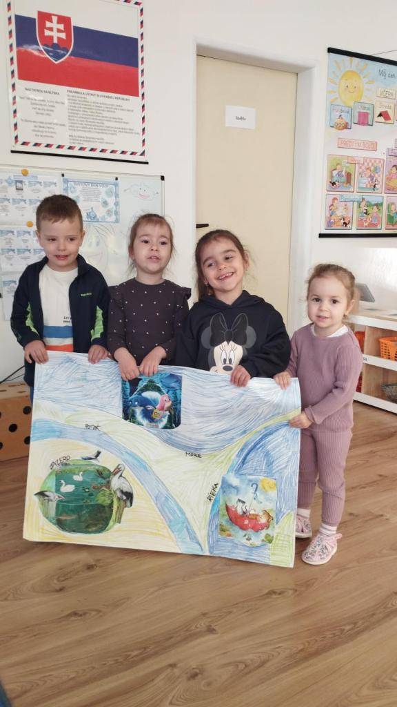 Počas celého týždňa sa detičky oboznámili s prírodnými javmi. Vysvetlili sme si kolobeh vody v prírode. Prostredníctvom zážitkového učenia pomenovali a opísali skupenstvá vody, robili rôzne bádateľské pokusy a experimenty, vysvetlili sme si ako šetriť s vodou, ako využívať dažďovú vodu v MŠ aj doma.