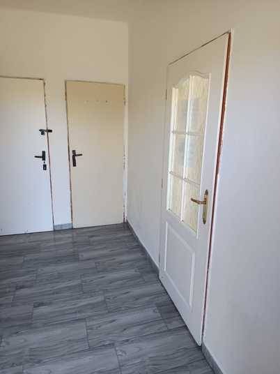 Zaměstnanci obce v zimním období opravili chodbu v klubovně ve Stroupči. Položili novou dlažbu a opravili stěny a vymalovali. Také vyměnili vchodové dveře, protože původní již dosloužily. Vznikl tak příjemný a důstojný vstupní prostor, který navazuje na opravený interiér klubovny. Klubovna je tak připravena pro obecní i soukromé akce.   Foto: Stanislava Králiková