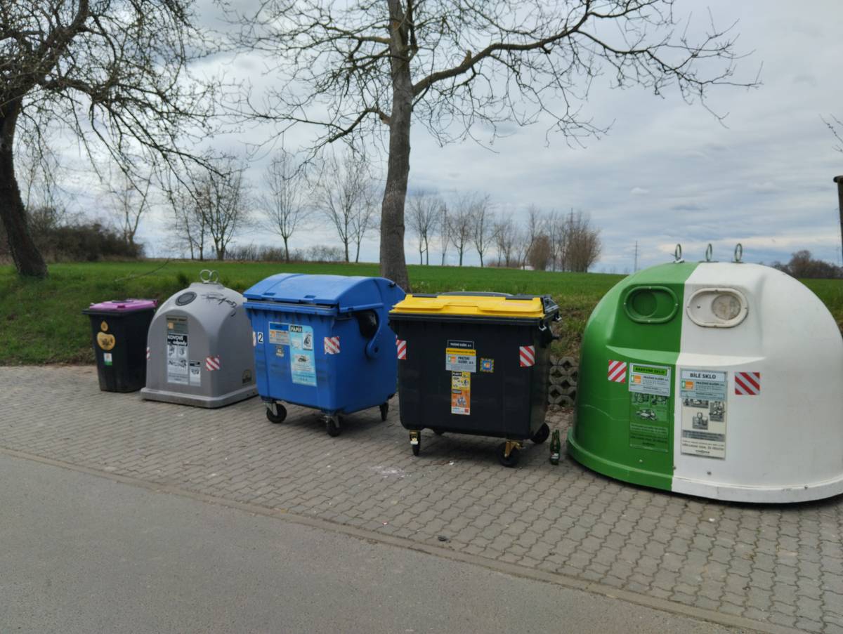 Dobrý den, situace u kon. stání je vyřešena.                                                   Děkujeme za Vámi zaslané upozornění. Jiří Jelínek