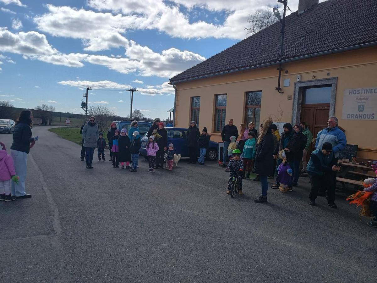 Rozloučit se zimou se přišlo v neděli 6. dubna 2025 cca 45 účastníků. Společně jsme prošli obcí až k Baště, kde jsme všechny krásné originální Morany spálili. V rybářské baště  za doprovodu paní učitelek nám zazpívaly a zahrály děti ze základní školy Jesenice.