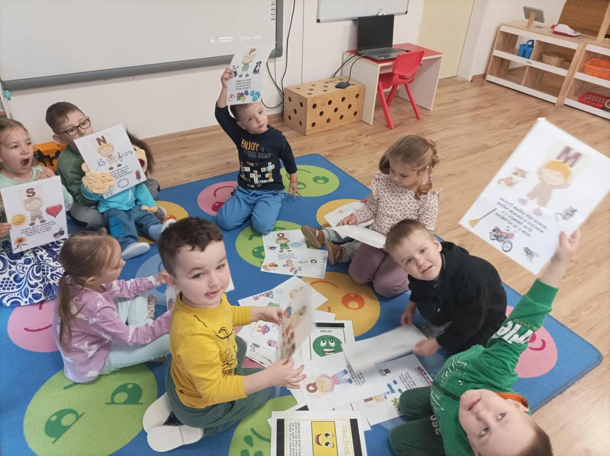 Detičky si denne hrou precvičujú svoje schopnosti a zručnosti. Hrou a zážitkovým prežívaním si budujú vzájomné  medziľudské vzťahy, správanie, sebavedomie, kreativitu, fantáziu a formujú si reč a jazykové a komunikačné schopnosti. Je to pre nich prirodzené a veľmi obohacujúce.