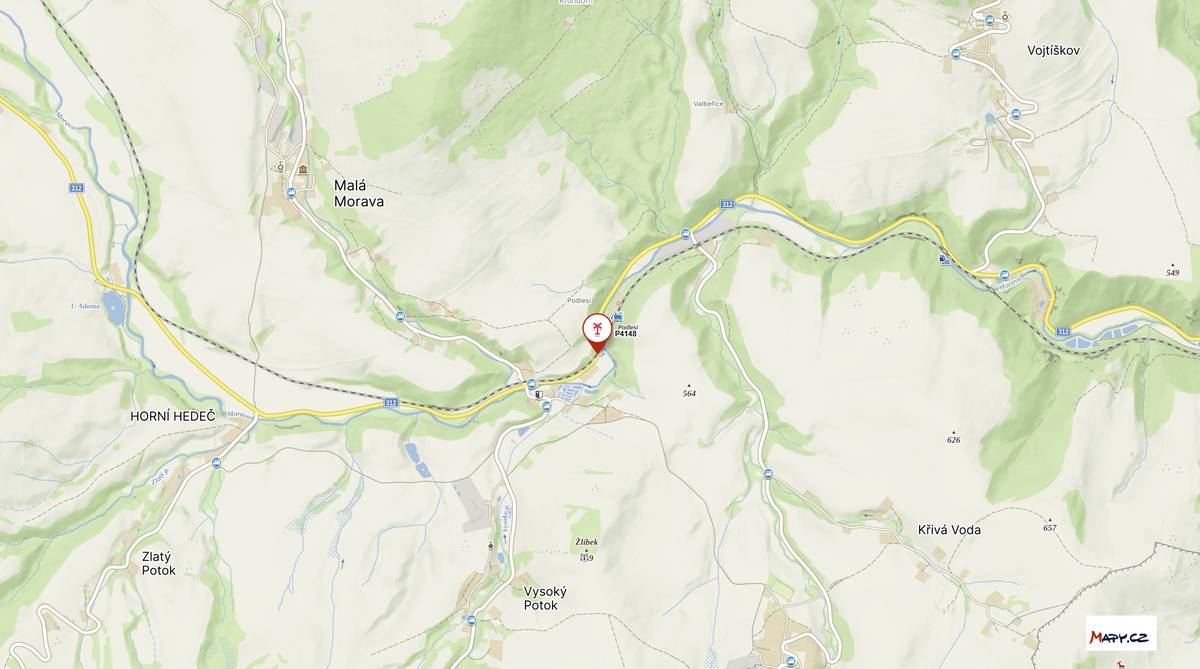 V termínu od 9. do 15. dubna 2025 proběhne uzavírka silnice II/312 na Malé Moravě v místě přejezdu P4148. Souběžně s tím bude probíhat též výluka na souběžné trati. Jelikož pro tuto komunikaci neexistuje vhodná objízdná silnice průjezdná pro autobusy, bude náhradní doprava řešena velmi omezeným způsobem. Vlaky Lichkov - Hanušovice budou po dobu výluky zrušeny v celé trase.   Spojení z Králík do Hanušovic bude zajištěno následovně (za autobusy i vlaky): 1) Z Králík do zastávky Malá Morava,,pohostinství linkou 700951 nebo zvláštními spoji (viz jízdní řády v příloze). Pozor, na lince 700951 bude platit výlukový jízdní řád s velmi odlišnými časovými polohami spojů. 2) Ze zastávky Malá Morava,,pohostinství je nutné dojít cca 300 metrů pěšky za uzavřený přejezd. 3) Za přejezdem bude čekat dodávka, která bude kyvadlově jezdit do cca 1 km vzdálené zastávky Malá Morava,,pila. 4) Ze zastávky Malá Morava,,pila bude spojení do Hanušovic zajištěno "Olomouckými" linkami (Arriva) 216, 227 a 228.   V opačném směru bude spojení zajištěno shodným způsobem.  Související jízdní řády naleznete v příloze (v aplikaci Munipolis) nebo na https://www.kraliky.eu/uzavirka/d-8160