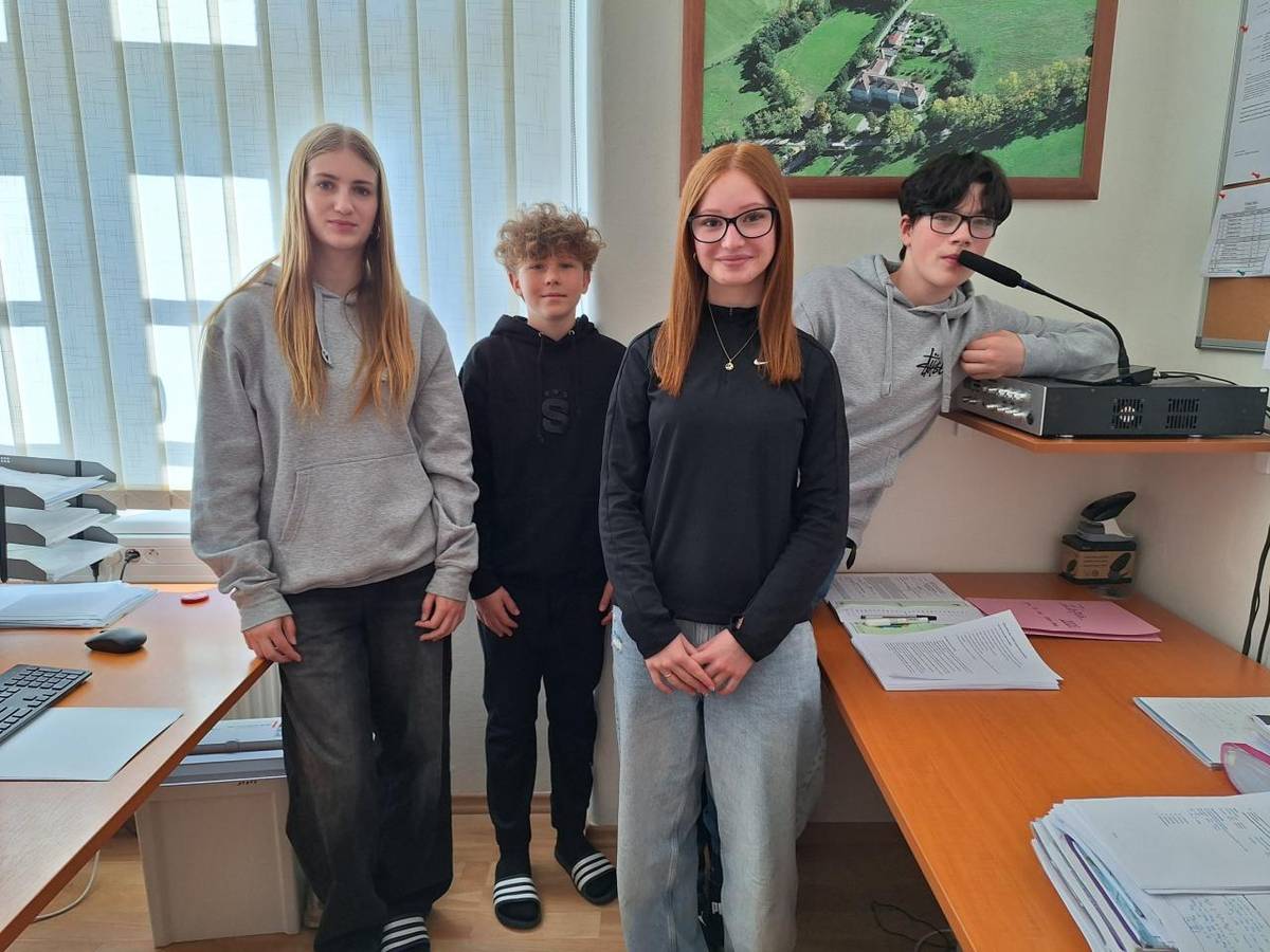 Tento školní rok nám páteční velké přestávky zpestřují naši deváťáci rozhlasovými vstupy. Pouští muziku, informují o připravovaných akcích a přejí nám k svátkům. Občas nás potěší i vlastním zpěvem. Děkujeme budoucím moderátorským hvězdám!