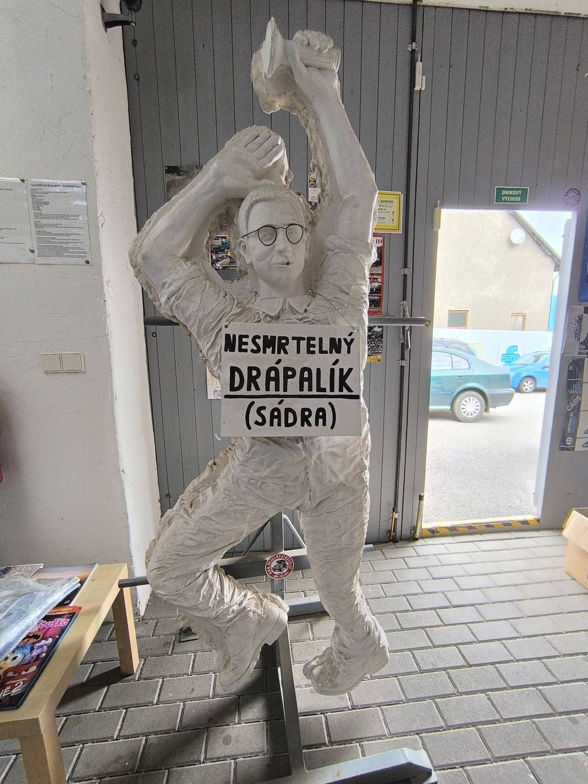 Jedenáctá výstavní sezona strnadického retro auto muzea letos zahájí vzpomínkou na film Vesničko má středisková. Nebude při ní chybět ani sádrový odlitek Drápalíka přejetého kombajnem.