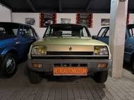 Starý Renault 5 je jedním z aut, které si užívají pravidelné projížďky.