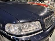 Vládní Audi A8 jezdilo hodně rychle, lak na přídi je poškozen od kamínků.