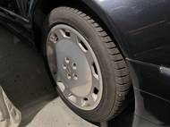 Stejně tak i původní pneumatiky a disky. Tento typ hliníkových ráfků stál ve své době hodně peněz.