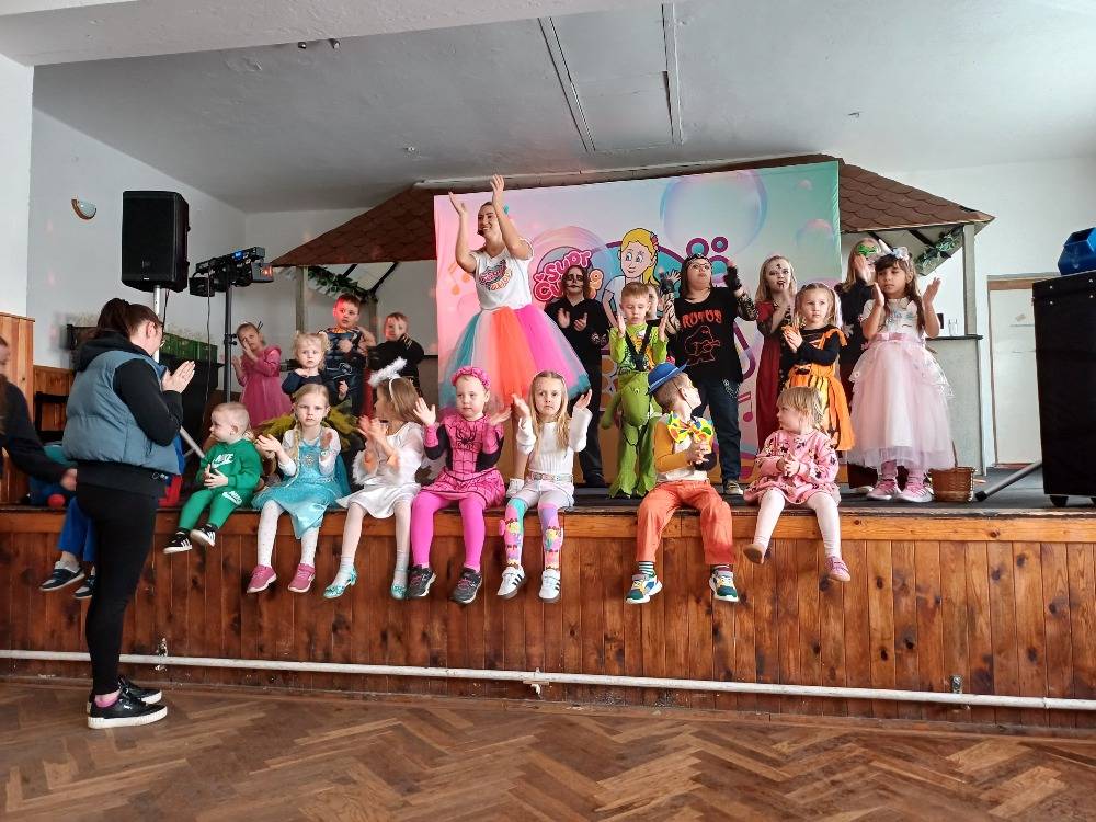 Obec Měrunice pořádala maškarní bál pro děti, který se konal 5.4.2025