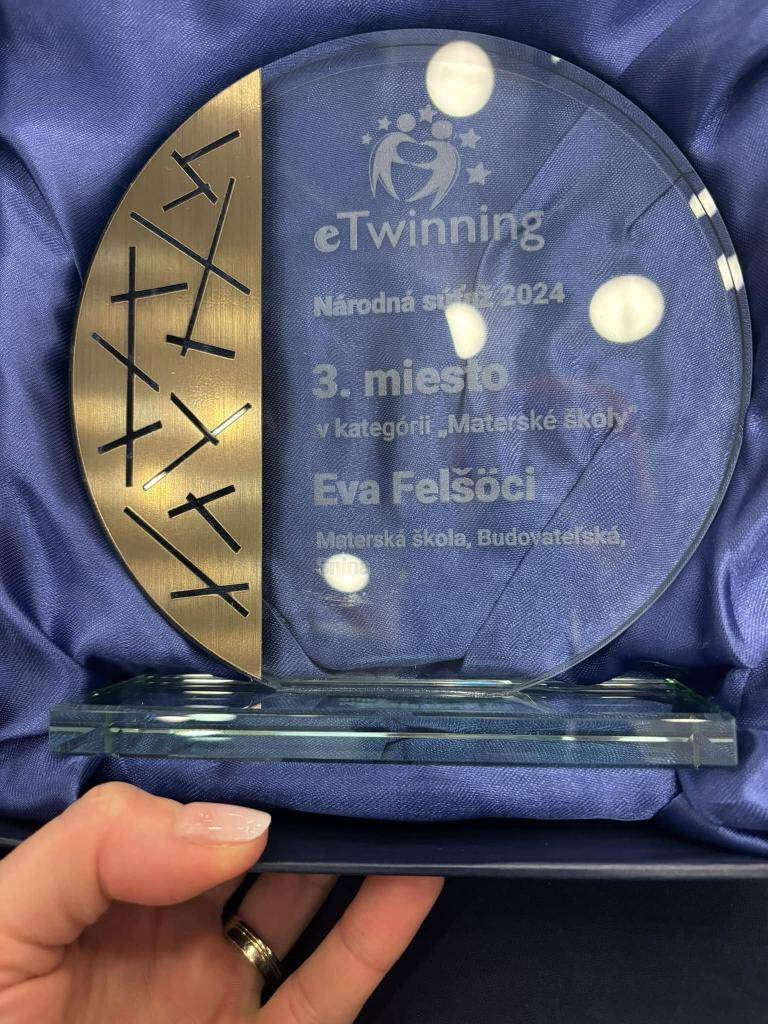Pani riaditeľka Evka si prevzala ocenenie za eTwinning projekt s názvom "Príbeh kvapky Kropelky." Zapojeným deťom odovzdala darčeky a poďakovala im za spoluprácu v projekte.