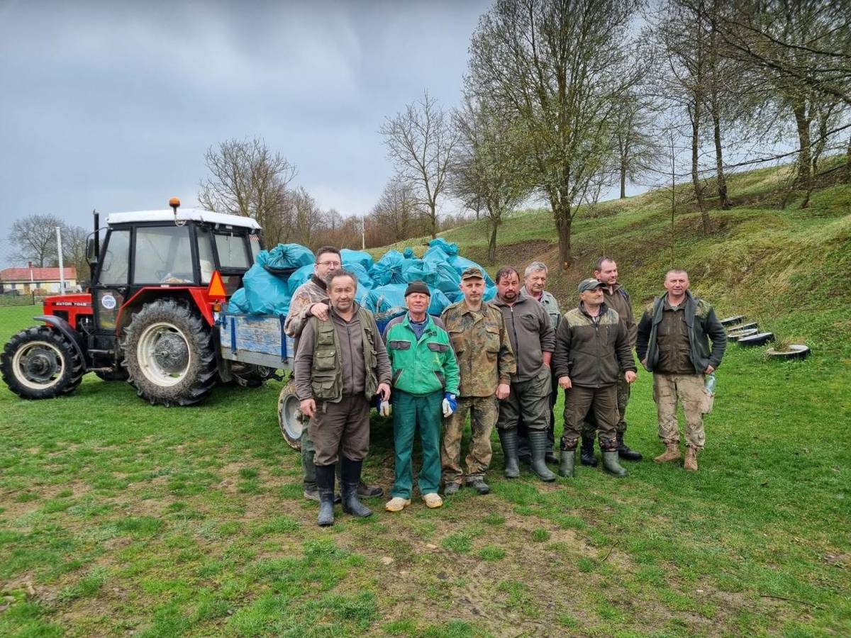 Ďakujeme členom PZ OLŠAVA Davidov, že sa z vlastnej iniciatívy sa pustili do čistenia miestneho potoka Olšava v časti pod Klinom. Za sobotné doobedie nazberali viac ako jednu traktorovú vlečku odpadu. Príroda sa vám odvďačí.