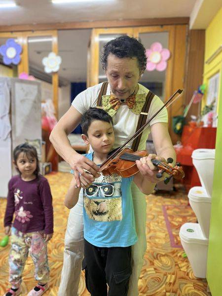 Na ujo Doremina sa deti veľmi tešia a radi ho vítajú, pretože má vždy pre nich pripravené rôzne hudobné nástroje, ktoré spolu s ním môžu vyskúšať a pripomenúť si, akým je hudba, spev a tanec úžasným prostriedkom k vyjadreniu svojich pocitov.