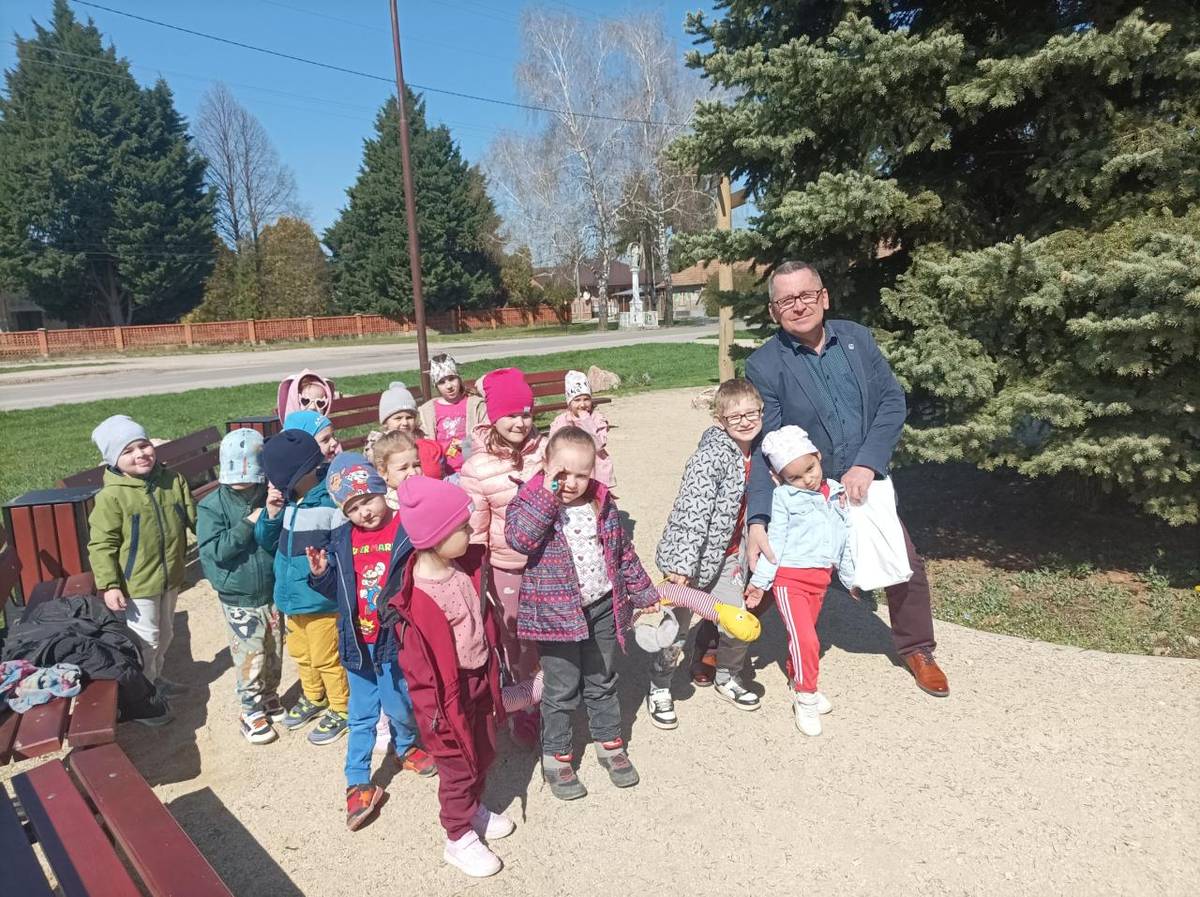 V rámci pobytu vonku sme sa vybrali na jarnú prechádzku do záhradného centra pozrieť kvietky a prebúdzajúcu sa jarnú prírodu. Cestou sme sa zastavili pred Obecným úradom, kde sme pozorovali bocianov. Stretli sme sa aj s pánom starostom, ktorý sa s deťmi porozprával a potešil ich sladkou maškrtou.