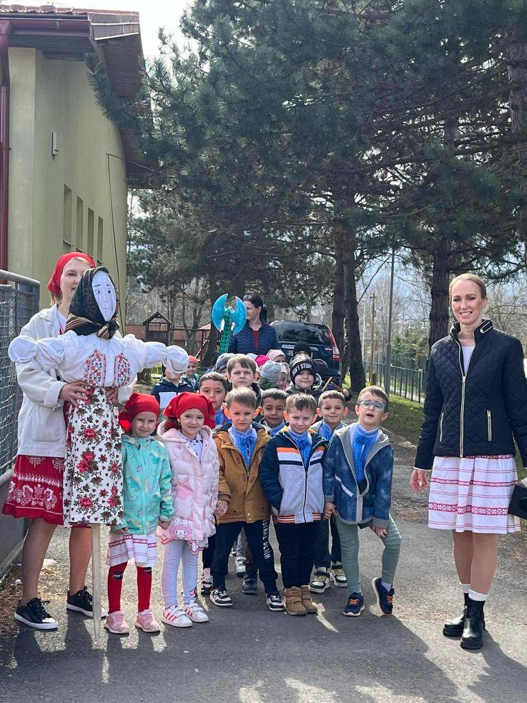 Súčasťou tradičnej ľudovej kultúry sú práve zvyky, či tradície a vynášanie Moreny je jedna z nich.   Morena symbolizovala zimu, preto ak ľudia chceli, aby prišla jar, museli ju utopiť v potoku alebo upáliť. Mala podobu slamenej figuríny oblečenej do ženských šiat, ktorú niesli dievky so spevom k vod