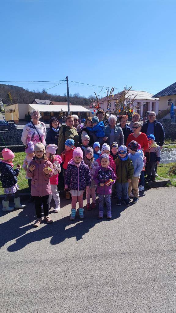 Detičky pomáhali pri Veľkonočnej výzdobe.