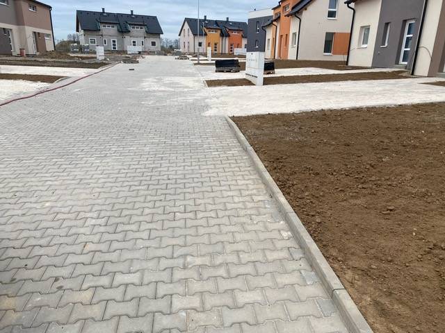 Milí sousedé, stávající, i vy, kteří do Nehvizd přicházíte žít, velmi si vážíme vaší snahy zkrášlovat zelení také obecní zálivy před domy. Jen prosíme, než se rozhodnete pro výsadbu, ozvěte se nám. Pod obecními pozemky mnohdy vedou sítě, a městys tyto zálivy osazuje stromy.