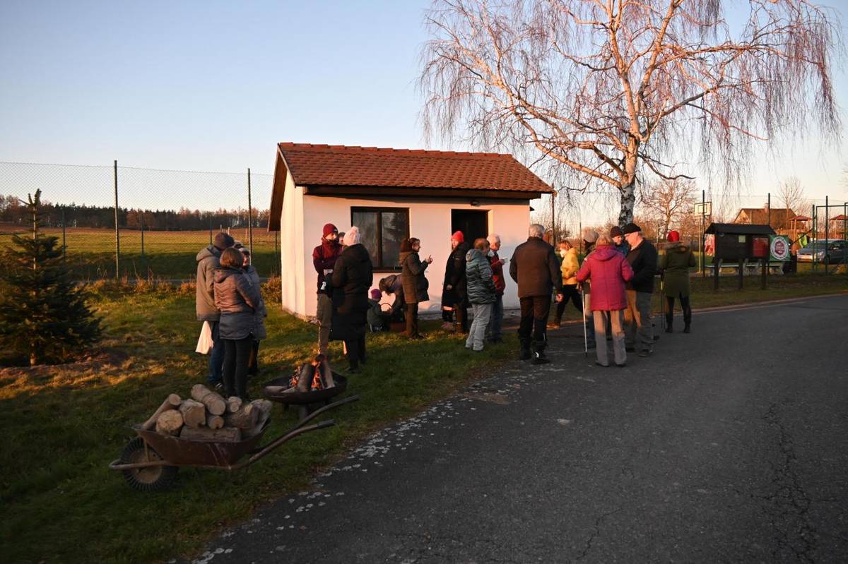 Tradiční setkání a zdobení stromečku u zastávky