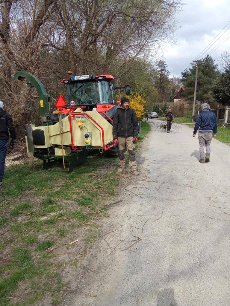 Mulčovanie dreveného odpadu zo strihania a orezávania krovín a stromov v intraviláne obce Bačkov v apríli 2025.