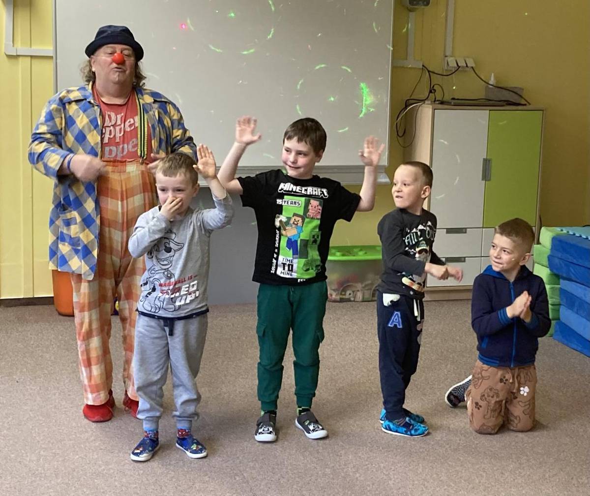 Cirkusové představení se zapojením dětí do programu.