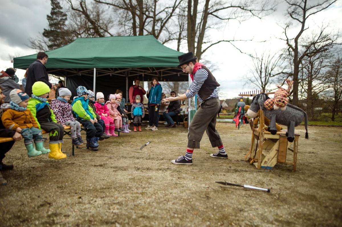 V sobotu 19. 4. se během akce Dolnopěněnské Velikonoce představí Chůdadlo, které obstará doprovodný program. Pro děti má připravenou novou pohádku a chybět nebude ani škola žonglování, která měla v loňském roce velký ohlas nejen u nejmenších návštěvníků.