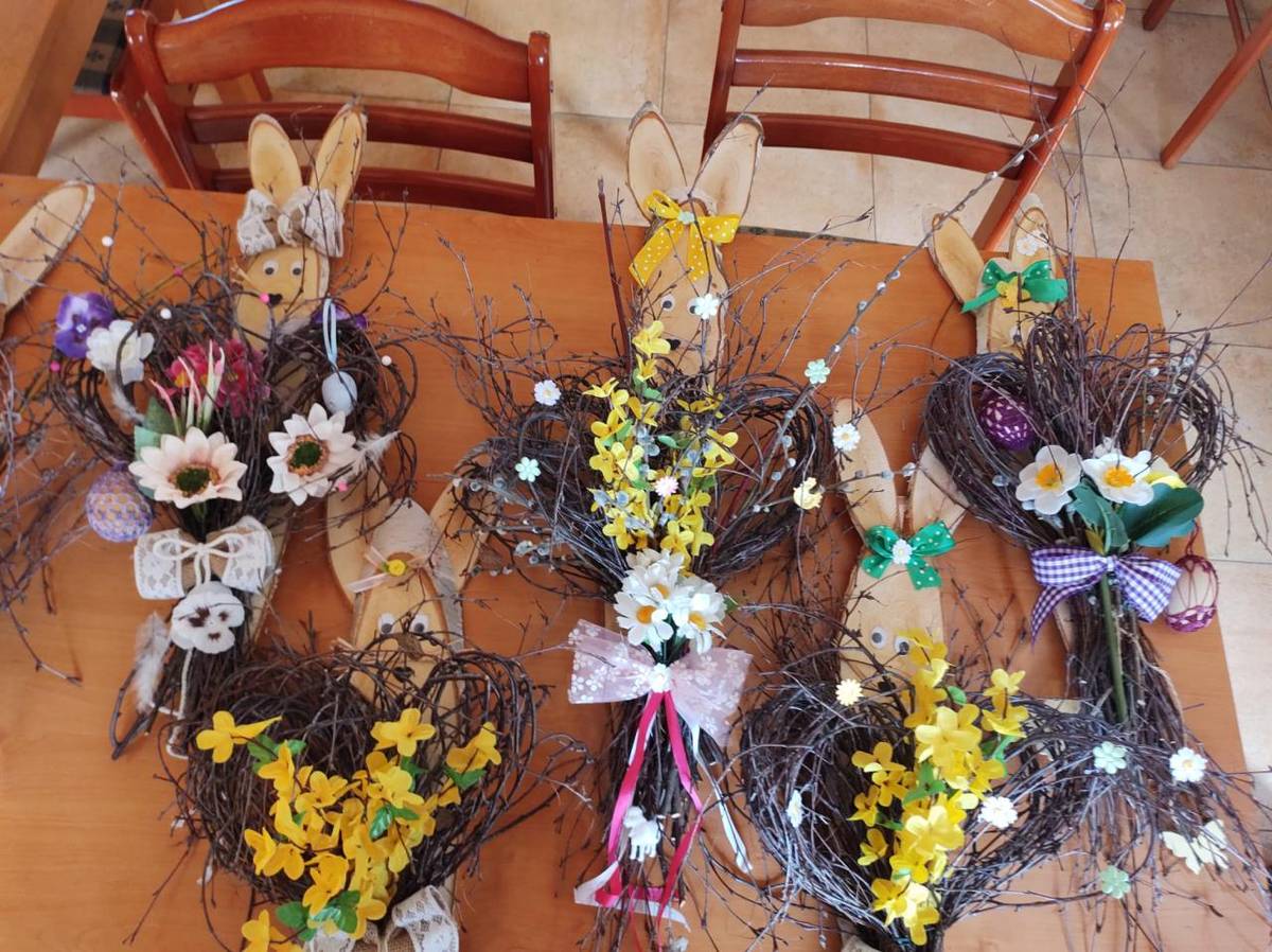 Naši šikovné slečny a dámy tvořily opět nádherné velikonoční dekorace. Tentokrát v podobě Zajíců.