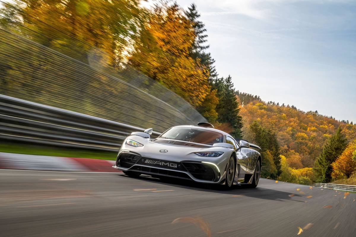 Mercedes AMG One je hybrid. Základ tvoří před zadními koly uložený benzinový V6 s objemem 1,6 litru a výkonem 422 kW (574 k) při 9000 ot./min. Na každém z kol je navíc elektromotor, celkový výkon systému je 782 kW (1063 k).