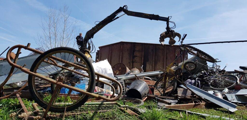 Sportovní klub Zlechov oznamuje, že v pátek 11. dubna od 15:00 hodin a v sobotu 12. dubna od 8:00 hodin proběhne sběr železného šrotu.