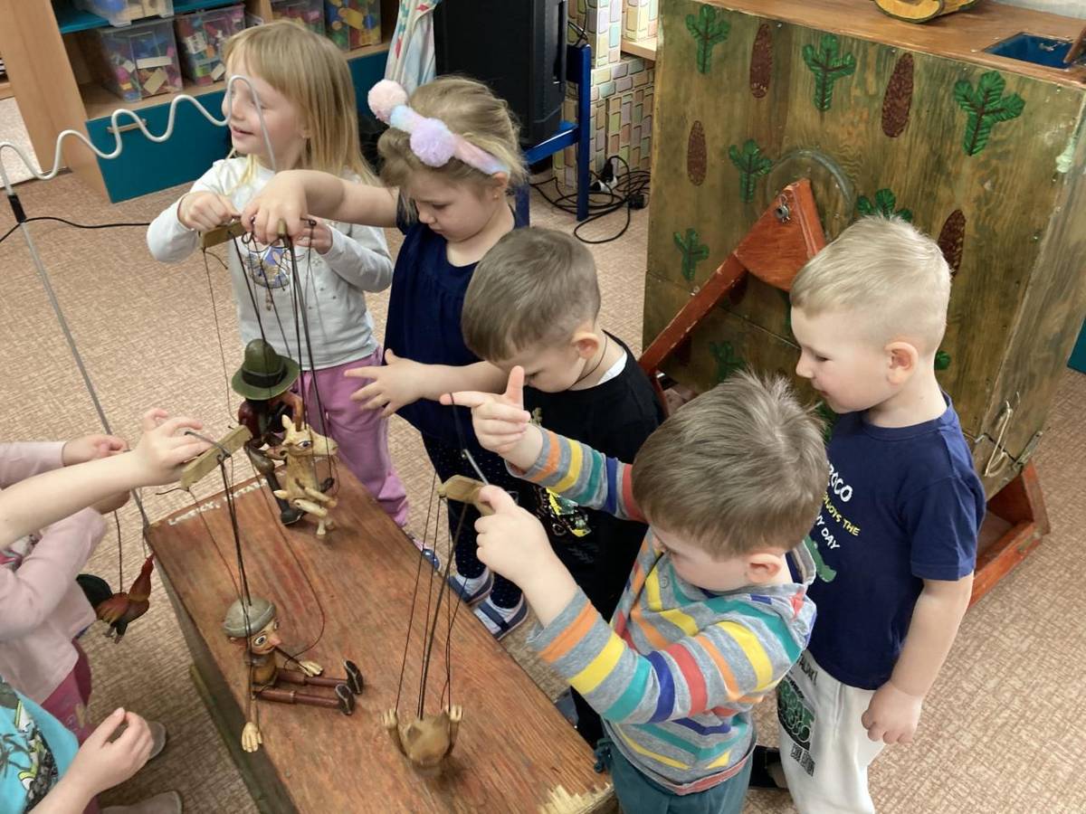 Děti v MŠ navštívilo divadlo Kubko s představením s názvem "Zvířátka a loupežníci" a po přestavení si měly možnost loutky prohlédnout.