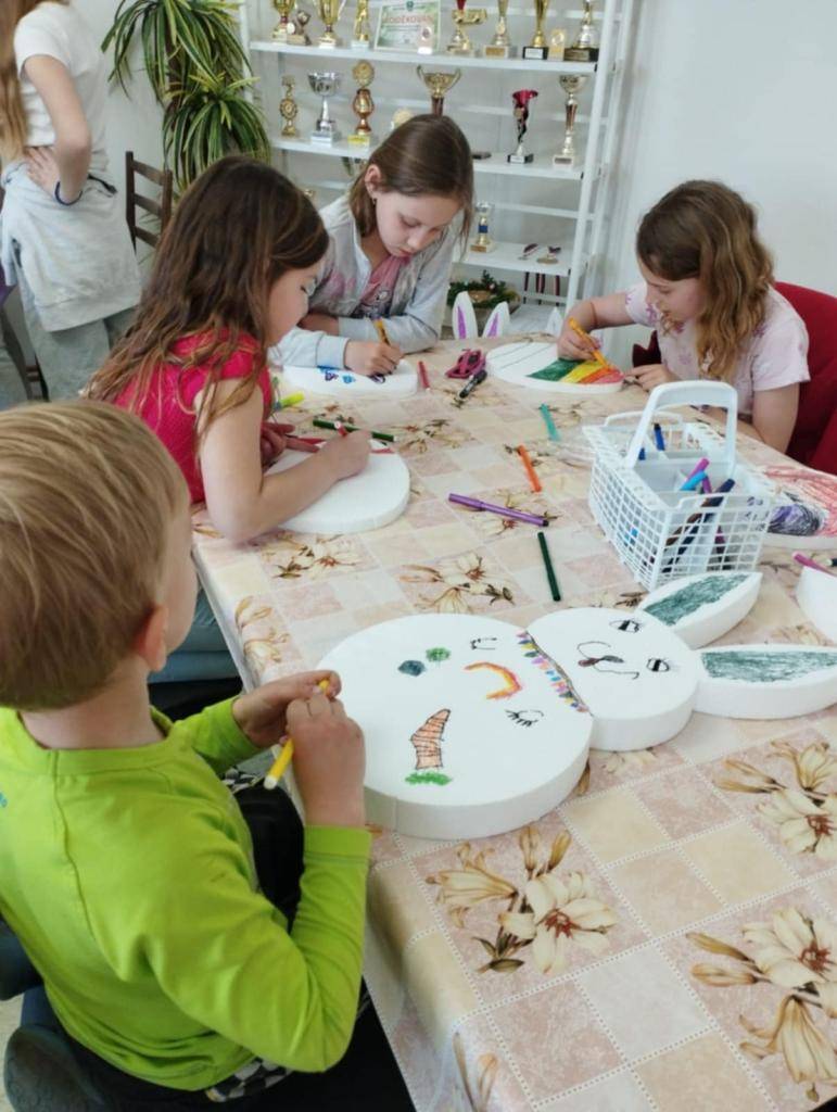 V pátek 4. dubna jsme se sešli na obecním úřadě, kde proběhlo  velikonoční tvoření. Přišly malé děti i dospělí a tvořivé odpoledne jsme si společně opravdu užili.   Vznikaly krásné dekorace, velikonoční výzdoba a hlavně – dobrá nálada nechyběla ani na chvilku.