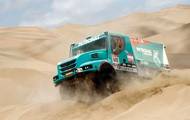 Mimořádně efektní záběr z Rallye Paříž – Dakar 2012. Ostré Iveco Powerstar (tým Petronas) pilotoval Gerard De Rooy