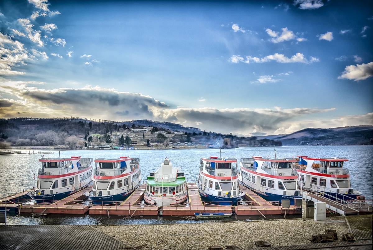 Po zimní přestávce vypluje na hladinu Brněnské přehrady sedm lodí Dopravního podniku města Brna. Slavnostní zahájení nové sezóny se uskuteční 12. dubna 2025 od 10 hodin v bystrckém přístavišti.  Po zahájení vypluje první loď na krátkou plavbu po jezeře, která je pro cestující zdarma. Další plavba se uskuteční dle jízdního řádu v 10:45. Zpočátku sezóny budou lodě vyplouvat pouze o víkendech, svátcích a prodloužených víkendech, po 17. květnu už denně. Na víkendový provoz pak DPMB přejde opět na konci září. Letošní sezóna potrvá do středy 29. října 2025.  Podrobnosti najdete na webu: https://www.dpmb.cz/dalsi-informace-o-doprave#lodni-doprava Těšíme se na vás! My i všech 13 kapitánů a 53 lodníků! Váš DPMB