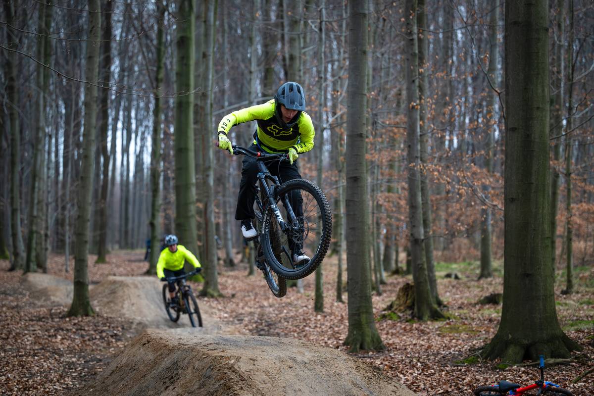 Černý les v Karviné ožil první dubnový den desítkami nadšenců všech generací, kteří přišli zahájit novou bajkerskou sezónu. Areál, který vznikl díky nadšení místního spolku Black Forest Bikers, dnes nabízí zázemí pro malé i velké sportovce – skoky, traily i oblíbený pumptrack. „Začínali jsme s lopatami a dnes tu máme oficiální sportovní areál,“ říká Roman Mojzyszek, předseda spolku. Areál si rychle získal oblibu nejen mezi Karviňáky, ale i návštěvníky z celého regionu a sousedního Polska. Podpora města i vstřícnost Lesů ČR umožnily vznik tohoto unikátního prostoru pro sport, zábavu i komunitní život. „Jsme rádi, že jsme tento projekt mohli podpořit,“ uvedl náměstek primátora Andrzej Bizoń, který se akce osobně zúčastnil. Zážitky z akce shrnul jeden z návštěvníků, Petr z Ostravy: „Poprvé jsme tady a je to super! Děti se vyřádily, my si projeli traily, určitě se vrátíme.“ A co dál? Spolek plánuje rozšíření tratí a už letos chystá akci FAREJ DO LESA NA KOLO – veřejné závody pro děti a mládež. Černý les zkrátka žije!