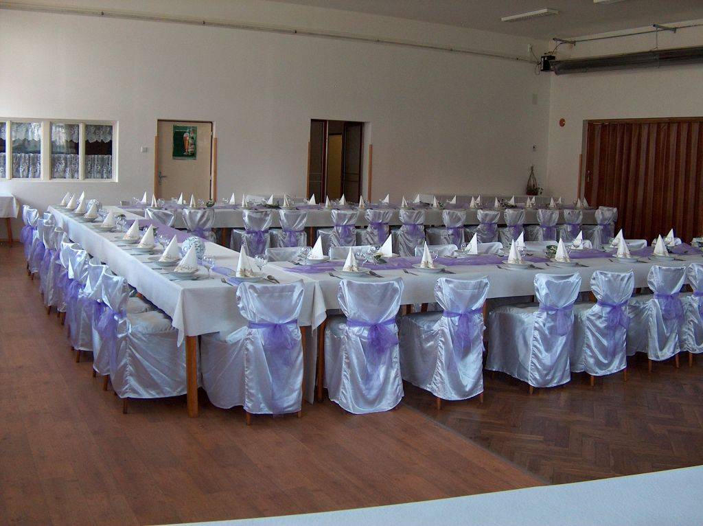 Příprava sálu na svatební hostinu 2012