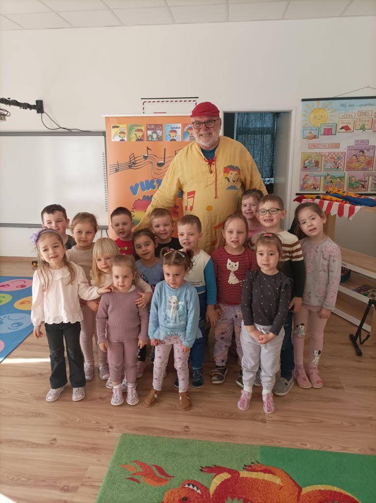 Našu materskú školu navštívil Ujo Viktor, ktorý priniesol deťom náučno-zábavný program, pri ktorom sa deti vyšantili, zatancovali si, aj zaspievali. Každá pieseň priniesla deťom radosť a zároveň ich niečo naučila.