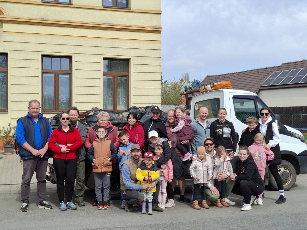 V sobotu 5.4.2025 jsme se v hojném počtu sešli na akci "Ukliďme Česko", uklízeli dospěláci i děti a sesbírali přes půl tuny odpadků. Na konci brigády byla pro všechny přítomné zajištěna odměna čerstvě upečené pizzy. Děkujeme všem účastníkům za příjemně a užitečně strávené dopoledne.