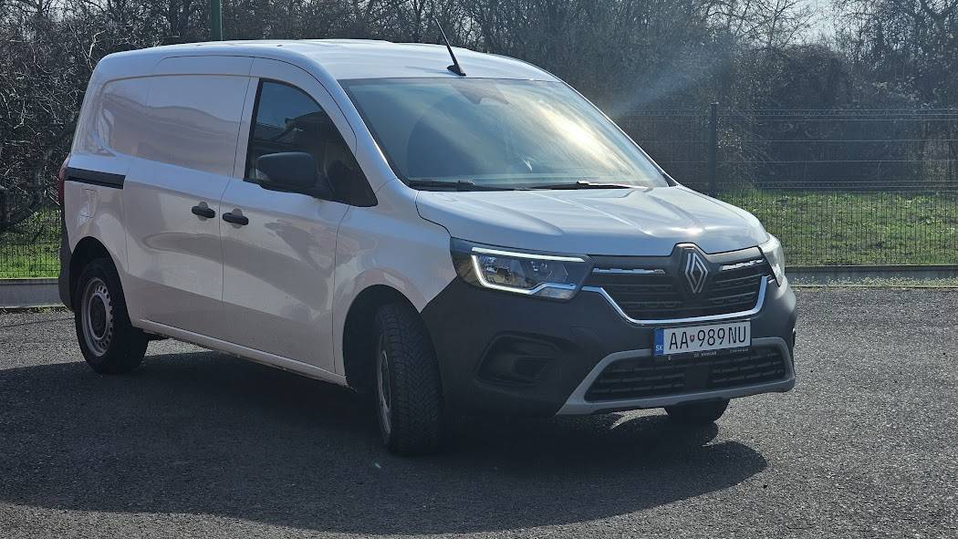 Od októbra minulého roku obci pribudlo  nové  viacúčelové motorové vozidlo značky Renault Kangoo Van,  ktoré  sme si mohli dovoliť zakúpiť aj  vďaka  finančným prostriedkom z dotácie   Ministerstva  financií SR