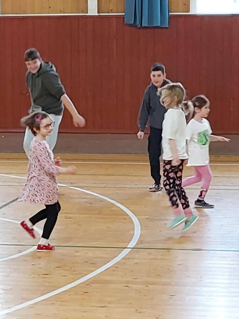 2.4.2025 jsme byli s nejstaršími dětmi pozváni do ZŠ Strmilov, kde měli žáci z devátých tříd pro děti připravené všelijaké soutěže a tanečky. Jako každý rok moc děkujeme za pozvání, děti byly nadšené.