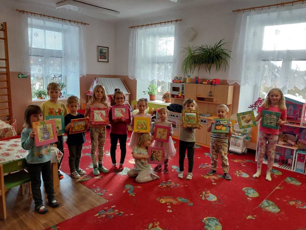 V úterý 8.4.2025 jsme ve školce pořádali tvořivé odpoledne pro děti s rodiči. Vyráběli jsme obrázky ubrouskovou technikou. Děti byly tvořivé a pyšnily se svými výtvory.  Rámečky si krásně pomalovali a poté vložili obrázek z ubrousku.