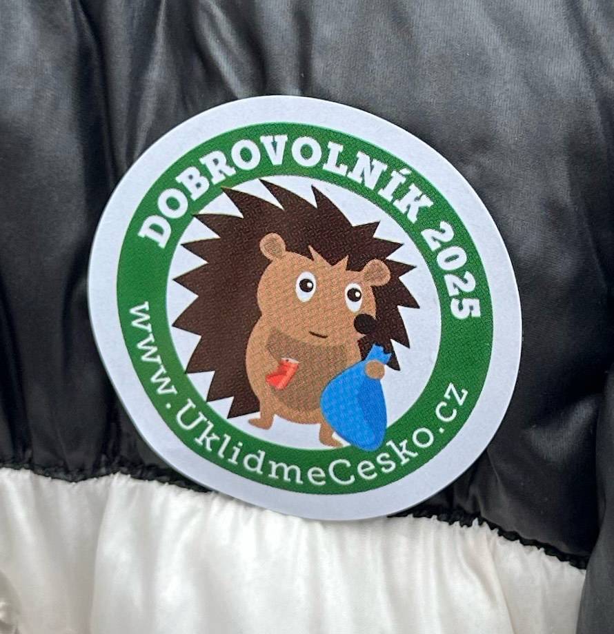 Fotografie z tradičního jarního úklidu obce v rámci akce Ukliďme Prameny.