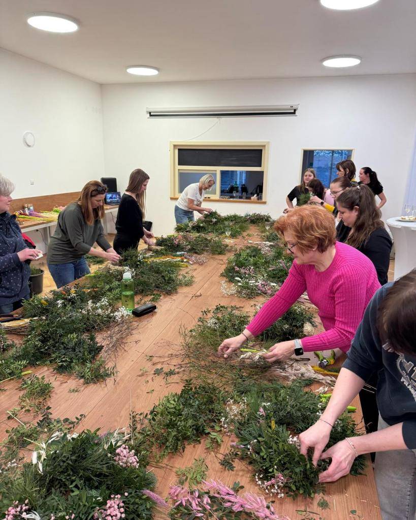 Floristický workshop na konci března byl více než kreativní!  Pod vedením zkušené lektorky si účastníci vyzkoušeli tvorbu vlastních květinových aranžmá a odcházeli doslova s uměleckými díly.   Děkujeme všem, kdo s námi sdíleli tohle pohodové a tvořivé odpoledne, a především také děkujeme LouVe kytka